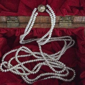 “Vintage Elegant Pearl Necklace with Gold Clasp